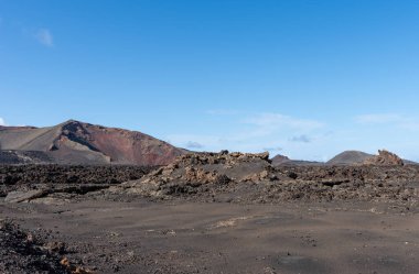 Lanzarote Adası, Kanarya Adaları 'ndaki Timanfaya Ulusal Parkı' nın volkanik manzarası .