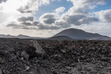 Timanfaya Ulusal Parkı, Lanzarote Adası, Kanarya Adaları 'nda bulunan bir İspanyol milli parkıdır. Timanfaya, Lanzarote Adası 'nda aktif bir volkanik bölge ve popüler bir turistik merkezdir..