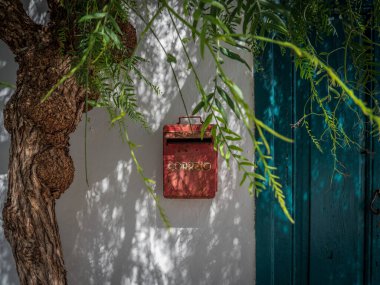 Teguise Adası Lanzarote 'de duvardaki eski posta kutusu.