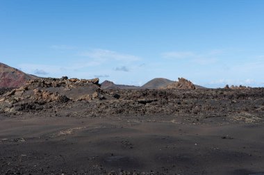 Lanzarote Adası, Kanarya Adaları 'ndaki Timanfaya Ulusal Parkı' nın volkanik manzarası .