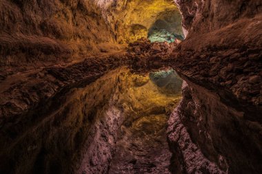 Cueva de los Verdes Mağarası ve Kanarya Adaları 'nda bir göl .