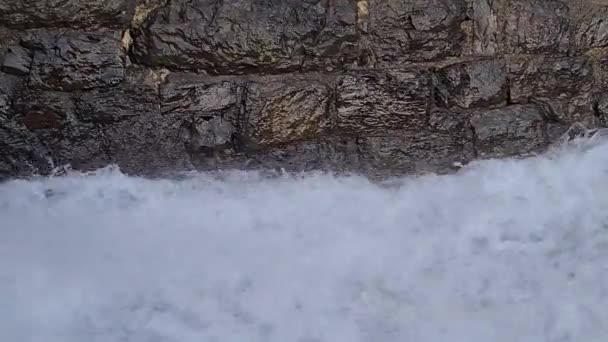 水流和石墙 — 图库视频影像