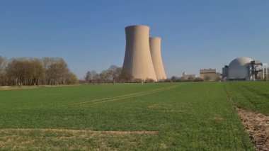 Gökyüzüne ve yeşil çimenlere karşı nükleer enerji santrali