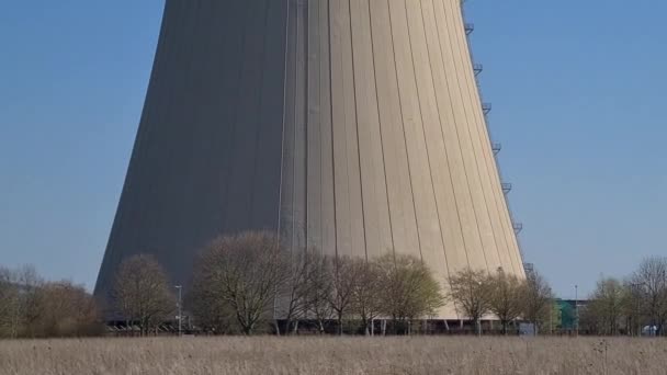 Usina Nuclear Contra Céu Grama Verde — Vídeo de Stock