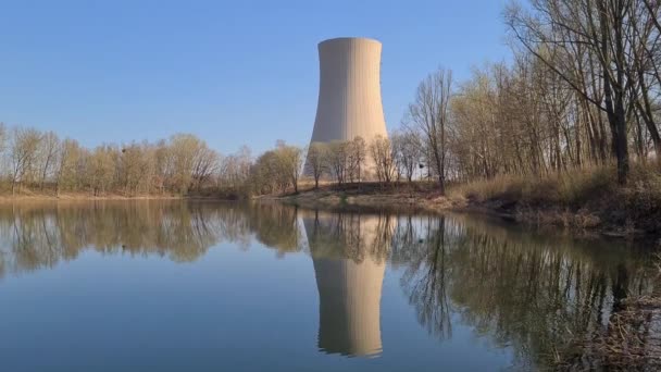 Göletin Yanındaki Nükleer Santral — Stok video