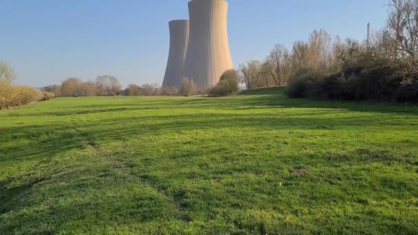 Kärnkraftverk Mot Himmel Och Grönt Gräs — Stockvideo