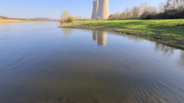 Nehir Kenarındaki Nükleer Santral — Stok video