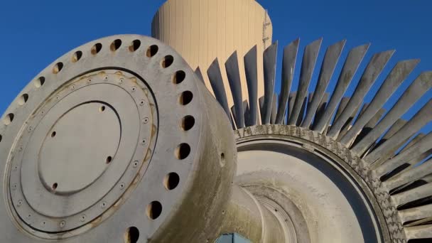 Dampfturbine Gegen Atomkraftwerk Und Himmel — Stockvideo