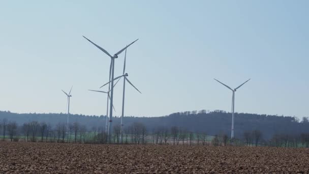 Windmühle Vor Blauem Himmel Bei Sonnenschein — Stockvideo