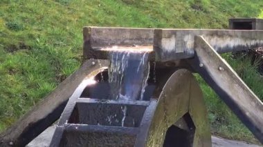 Kırsalda güneş ışığı altında su değirmeni