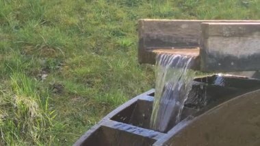 Kırsalda güneş ışığı altında su değirmeni