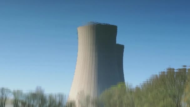 Central Nuclear Junto Estanque — Vídeo de stock