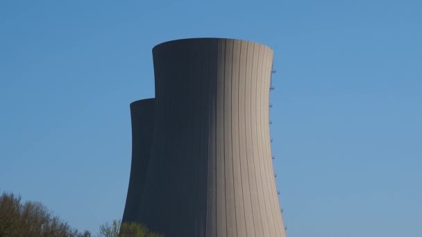 Göletin Yanındaki Nükleer Santral — Stok video
