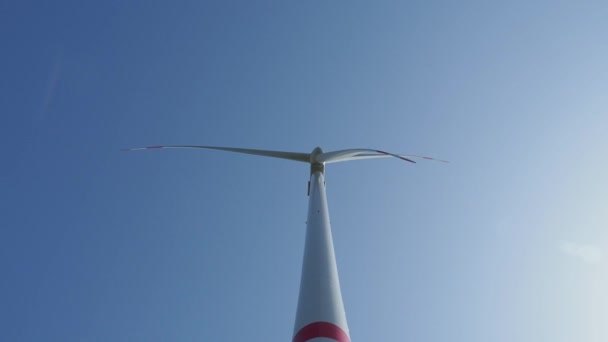 Windmühle Vor Blauem Himmel Bei Sonnenschein — Stockvideo