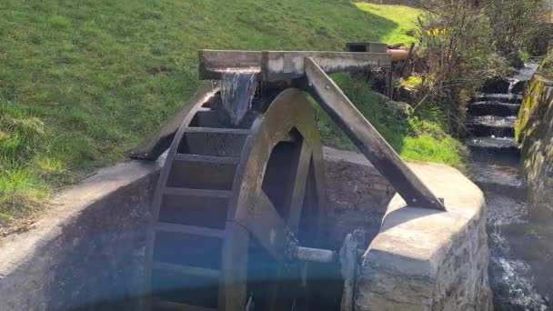 Wassermühle Auf Dem Land Bei Sonnenschein — Stockvideo