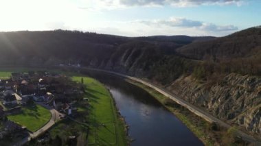 Almanya 'da Weser nehri ve Doelme köyünün manzarası 