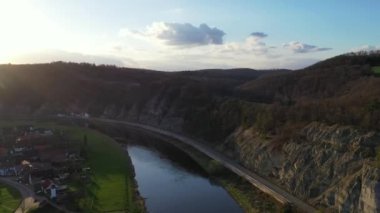 Almanya 'da Weser nehri ve Doelme köyünün manzarası 