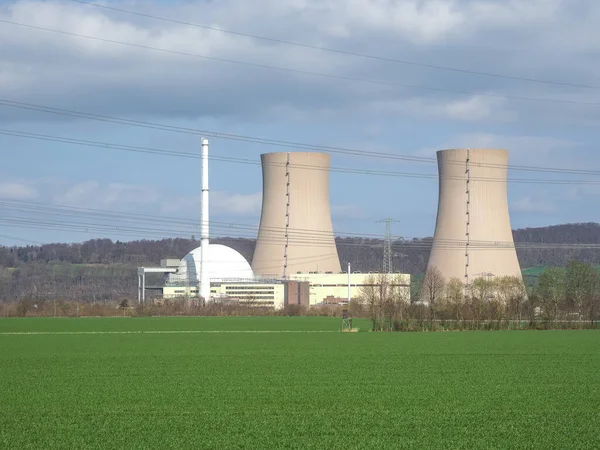 空と緑の草に対する原子力発電所 — ストック写真