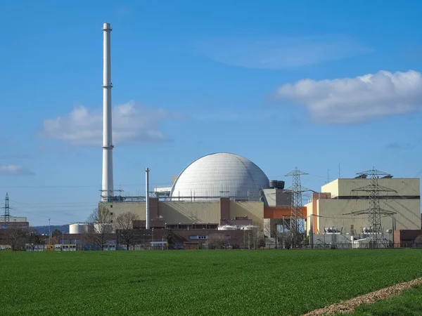 Central Nuclear Contra Cielo Hierba Verde — Foto de Stock