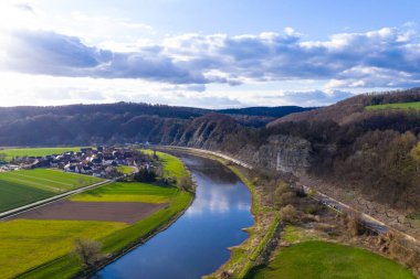 Almanya 'da Weser nehri ve Doelme köyünün insansız hava aracı görüntüsü