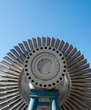 Mavi gökyüzüne karşı buhar türbini