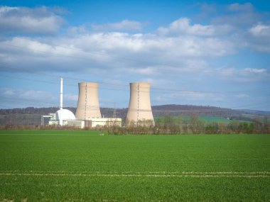 Gökyüzüne ve yeşil çimenlere karşı nükleer enerji santrali