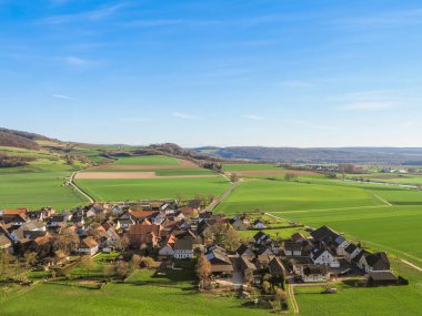 Almanya 'da Weser nehri ve Doelme köyü manzarası