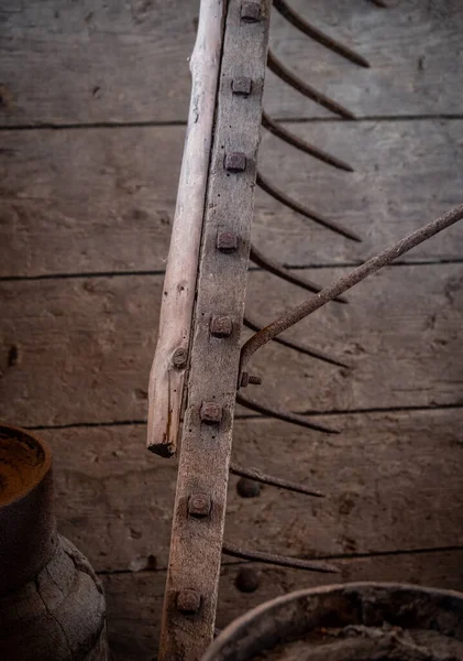 Old Vintage Rake Wooden Wall — Stock Photo, Image
