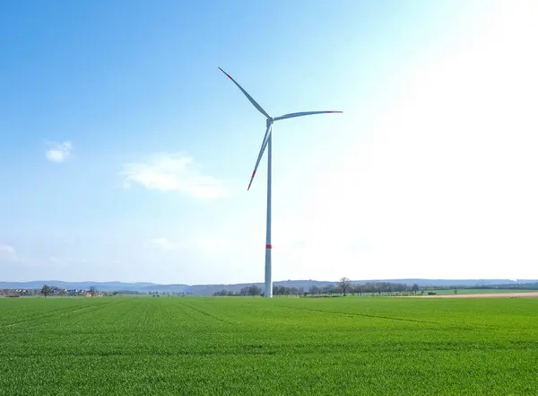 Windmühle Vor Blauem Himmel Bei Sonnenschein — Stockfoto