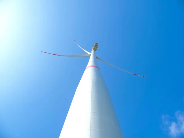 Windmühle Vor Blauem Himmel Bei Sonnenschein — Stockfoto