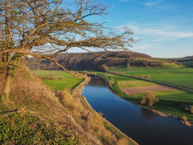 Almanya 'da Weser nehri ve Doelme köyü manzarası