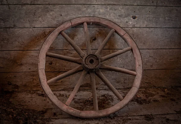 木制墙壁上的老式砂轮 — 图库照片