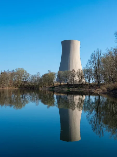 Centrale Nucleare Vicino Laghetto — Foto Stock