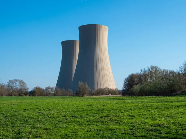 Centrale Nucleare Contro Cielo Erba Verde — Foto Stock