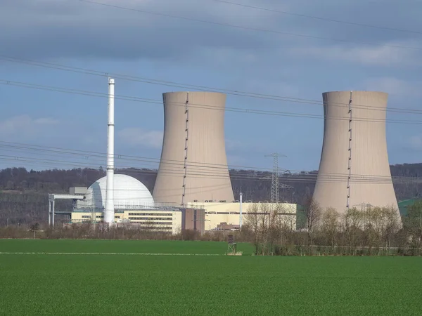 Jaderná Elektrárna Proti Obloze Zelené Trávě — Stock fotografie