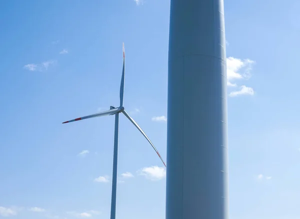 Windmühle Vor Blauem Himmel Bei Sonnenschein — Stockfoto