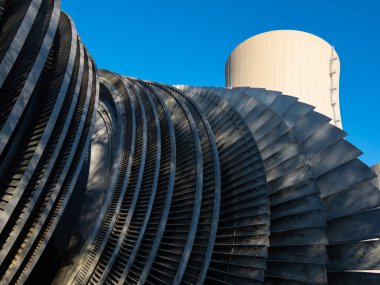 Nükleer santral ve gökyüzüne karşı buhar türbini
