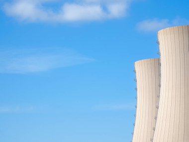 Gökyüzüne ve yeşil çimenlere karşı nükleer enerji santrali