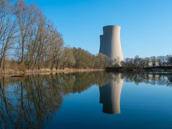 Centrale Nucleare Vicino Laghetto — Foto Stock