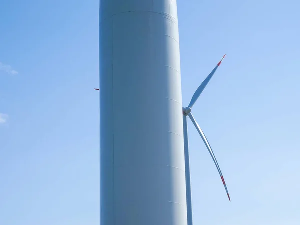 Windmühle Vor Blauem Himmel Bei Sonnenschein — Stockfoto