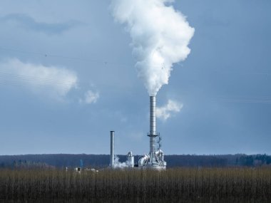 Almanya 'da gökyüzüne karşı tüten bir fabrikanın bacası.