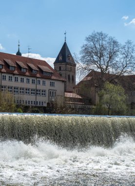 Almanya 'nın Hamelin şehrinde Weser nehrinde şelale.