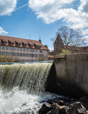 Almanya 'nın Hamelin şehrinde Weser nehrinde şelale.