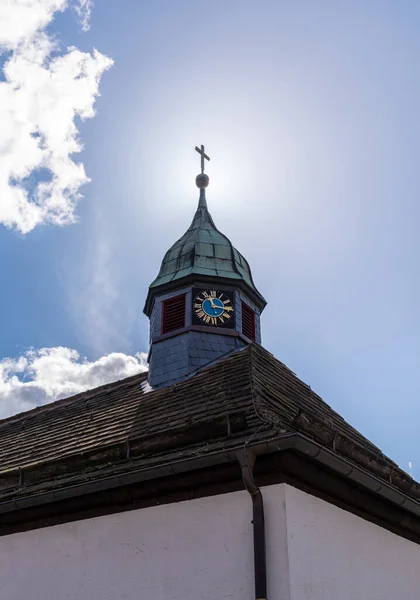 Παλιά Εκκλησία Και Εντυπωσιακό Ρολόι Στον Ήλιο Στη Γερμανία — Φωτογραφία Αρχείου