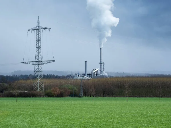 Palący Komin Fabryki Przeciwko Niebu Niemczech — Zdjęcie stockowe