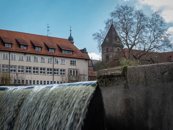 Almanya 'nın Hamelin şehrinde Weser nehrinde şelale.