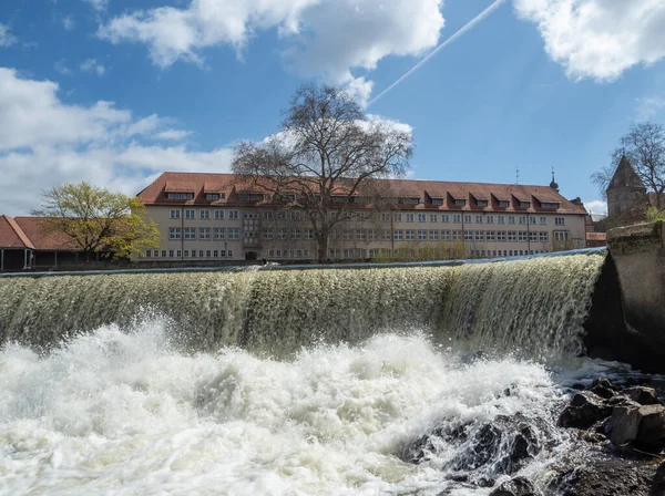 Almanya 'nın Hamelin şehrinde Weser nehrinde şelale.