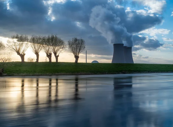 Usina Nuclear Contra Céu Pelo Rio Pôr Sol — Fotografia de Stock