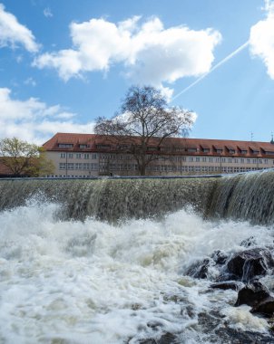 Almanya 'nın Hamelin şehrinde Weser nehrinde şelale.