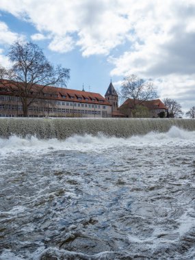 Almanya 'nın Hamelin şehrinde Weser nehrinde şelale.